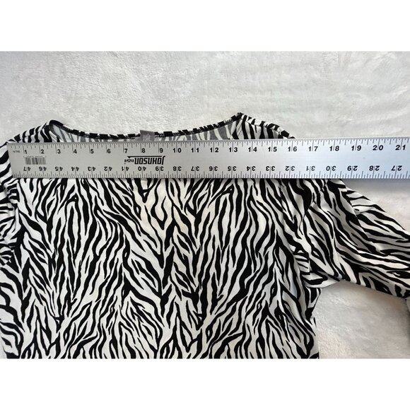 Chico's Travelers Black & White Zebra Print Asymmetrical Hem Top Size 2 Stretch - Picture 5 of 8